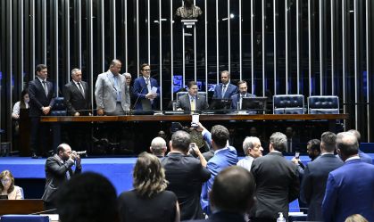 Suplente de Romário toma posse no Senado com presença de Valdemar