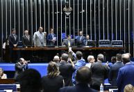 Suplente de Romário toma posse no Senado com presença de Valdemar