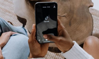 Reclamou no Tiktok: mulher é demitida após gravar vídeo criticando colegas