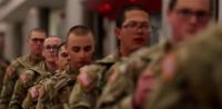 Milhares de recrutas do Exército dos EUA voltam para casa para o Natal