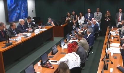 Escala 6x1: deputados pedem vista e subcomissão não avança em relatório