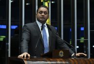 PF cita senador Weverton como "sócio oculto" de esquema de fraudes no INSS