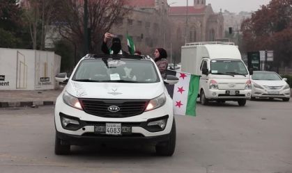 Manifestações na Síria comemoram um ano da queda de Bashar al-Assad