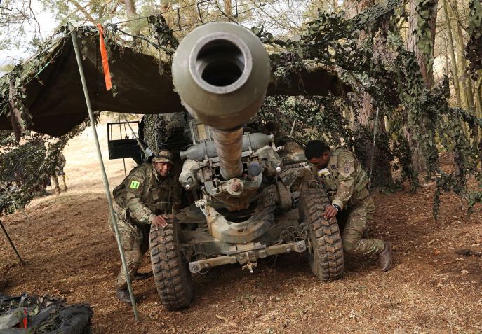 Soldados da 88ª Bateria de Canhões do Exército Britânico preparam uma peça de artilharia durante o exercício militar Allied Spirit 25 na Alemanha • Sean Gallup/Getty Images via CNN Newsource
