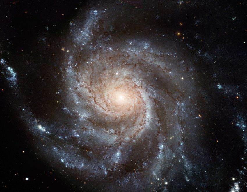 Galáxias espirais, como a M101 da imagem, possuem uma arquitetura sofisticada incompatível com um Universo jovem • NASA/ESA