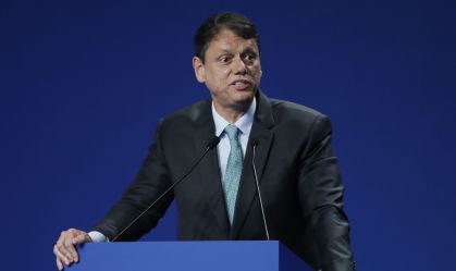 Tarcísio "decepciona" aliados ao recuar para bolsonarismo