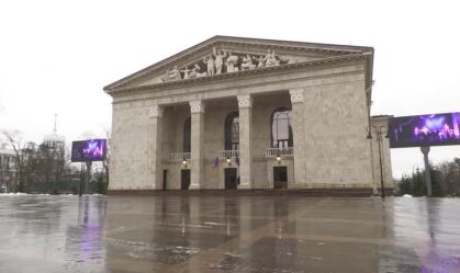 Teatro bombardeado pela Rússia em 2022 reabre ao público