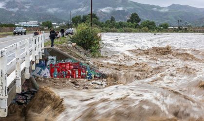 Forte tempestade atinge a Califórnia e provoca estragos no Natal