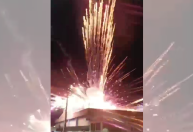 Vídeo: Fogos de artifício atingem público durante show de Natal no RS