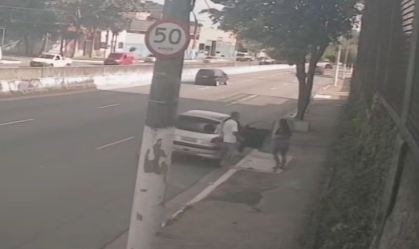 Vídeo: mulher é atropelada em tentativa de feminicídio na Zona Leste