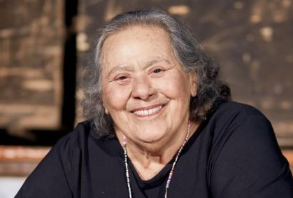 Morre Teuda Bara, fundadora do Grupo Galpão, aos 84 anos