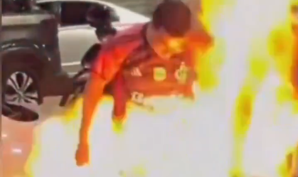 Vídeo: Torcedores do Flamengo se queimam ao incendiar camisa do Palmeiras