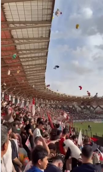 Torcedores jogando pelúcias no campo