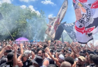 Torcida do Corinthians faz festa no CT antes de viagem do elenco para o Rio
