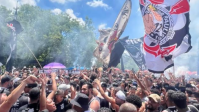 Torcida do Corinthians faz festa no CT antes de viagem do elenco para o Rio