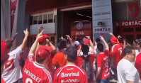 “Ei, Barcellos, vai tomar no…”: torcida do Inter protesta contra diretoria