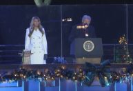 Trump e Melania acendem árvore de Natal em Washington