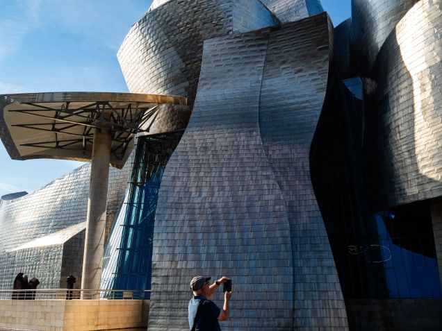 Turistas visitam o Museu Guggenheim em Bilbao, Espanha, em 20 de maio de 2025 • Turistas visitam o Museu Guggenheim em Bilbao, Espanha, em 20 de maio de 2025