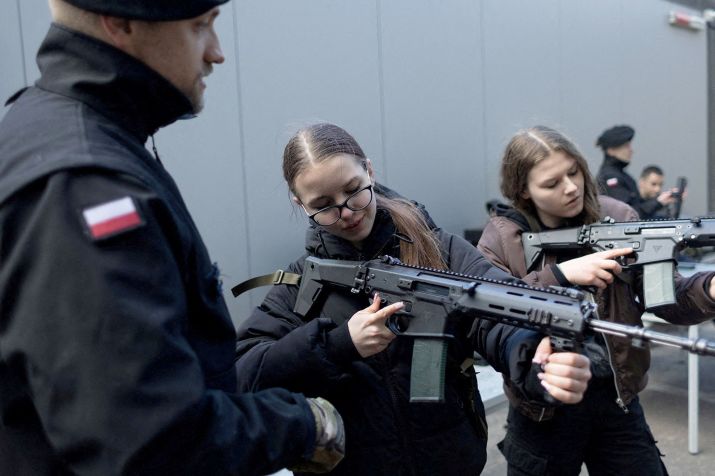 Um grupo de civis participa de um treinamento de técnicas militares em uma sessão intitulada Treine com o Exército, promovida pelo Ministério da Defesa do país, em Gdynia, Polônia, no dia 5 de abril • Lukasz Glowala/Reuters via CNN Newsource