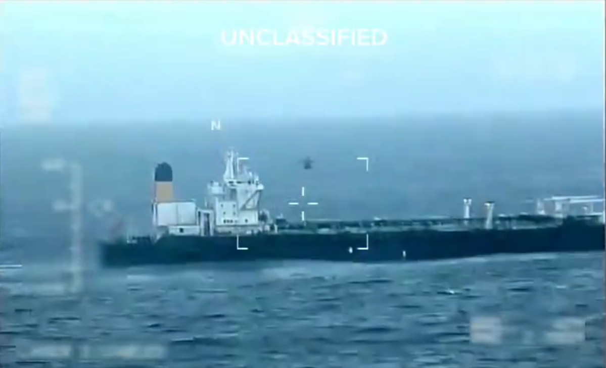 https://admin.cnnbrasil.com.br/wp-content/uploads/sites/12/2025/12/Video-divulgado-pelos-EUA-mostra-apreensao-de-segundo-petroleiro-na-costa-da-Venezuela-2.png?w=1200&h=900&crop=0