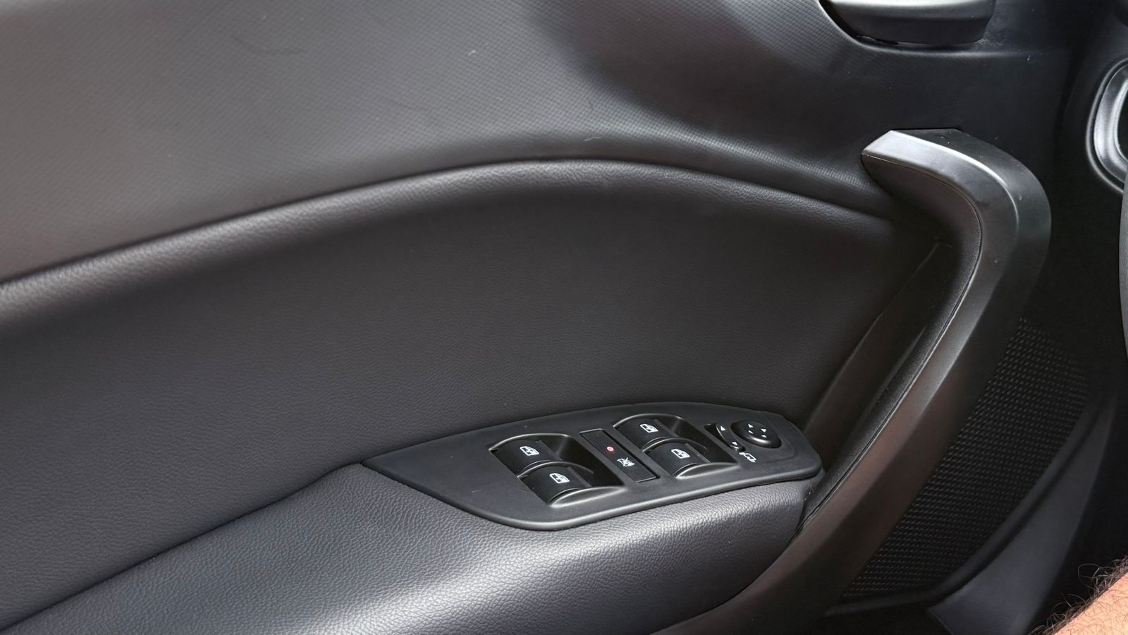 Vidros elétricos do Fiat Argo Trekking • Rodrigo Barros/CNN