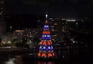 Veja imagens da árvore de Natal flutuante instalada na Enseada de Botafogo