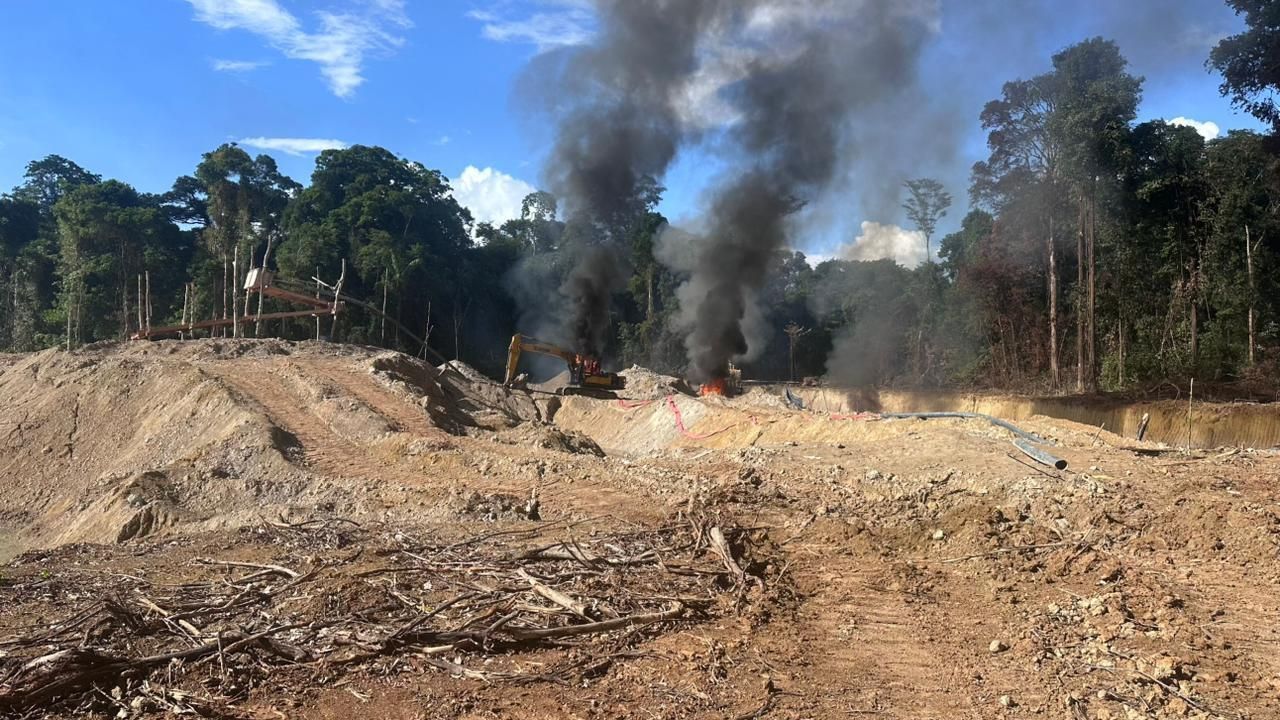 Operação contra garimpo destrói embarcações no Amapá