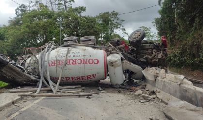Acidente envolvendo caminhão deixa três mortos em rodovia de SP, veja vídeo