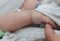 Bebê vai a hospital para cirurgia nos dedos e tem língua operada em SP