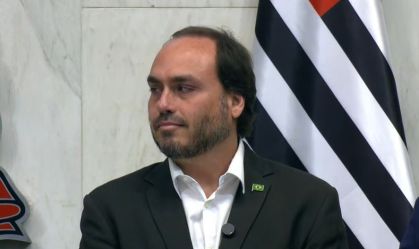 Carlos Bolsonaro chora na Alesp e desabafa sobre situação do pai