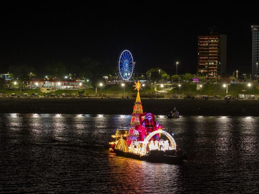 Manaus leva o Natal para onde o Brasil não chega: balsa iluminada percorre 45 comunidades ribeirinhas • Divulgação