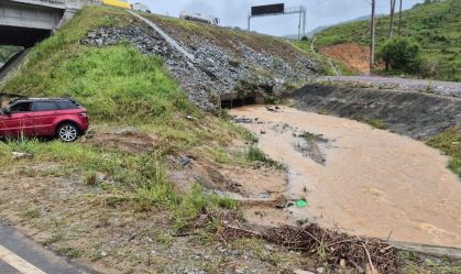SC: casal e bebê são achados mortos após carro ser arrastado pela chuva