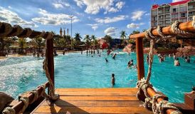 Torneio de chupar melancia acaba em morte em piscina de famoso Thermas