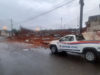 Estádio de futebol desaba após fortes chuvas no interior de SP