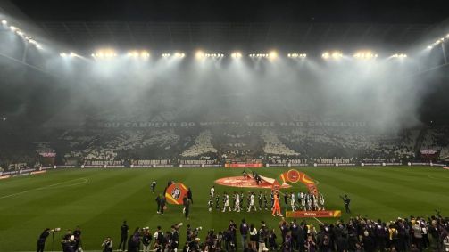 Faixa exibida pelo Corinthians na Neo Química Arena antes do primeiro jogo da final da Copa do Brasil