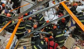 Operador de empilhadeira é esmagado ao derrubar 80 toneladas de congelados