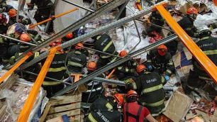 Operador de empilhadeira é esmagado ao derrubar 80 toneladas de congelados