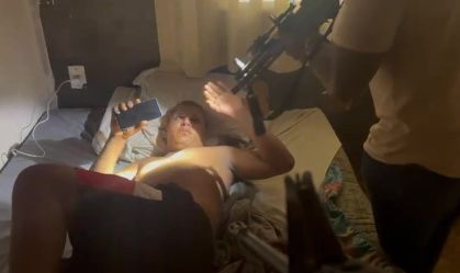 Vídeo: Investigado por sequestro é acordado com fuzil na cara e preso no RJ