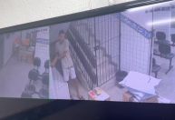Vídeo: Suspeito se solta de algema e foge de delegacia no Recife