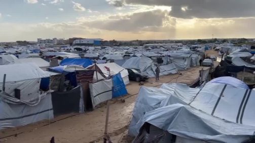 Tendas de palestinos em Khan Younis, na Faixa de Gaza, são atingidas por chuvas torrenciais