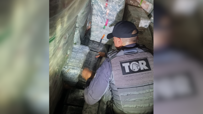 Agentes militares encontraram cerca de 22 fardos de cocaína, que estavam escondidos em meio a pacotes de roupas de cama