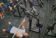 Vídeo: homem morre após ser atingido por barra de supino em academia