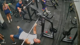 Vídeo: homem morre após ser atingido por barra de supino em academia