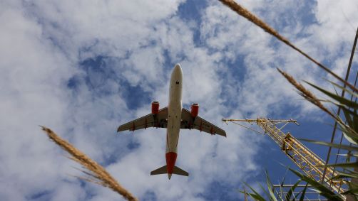 Avião A320 se aproximando para pouso.