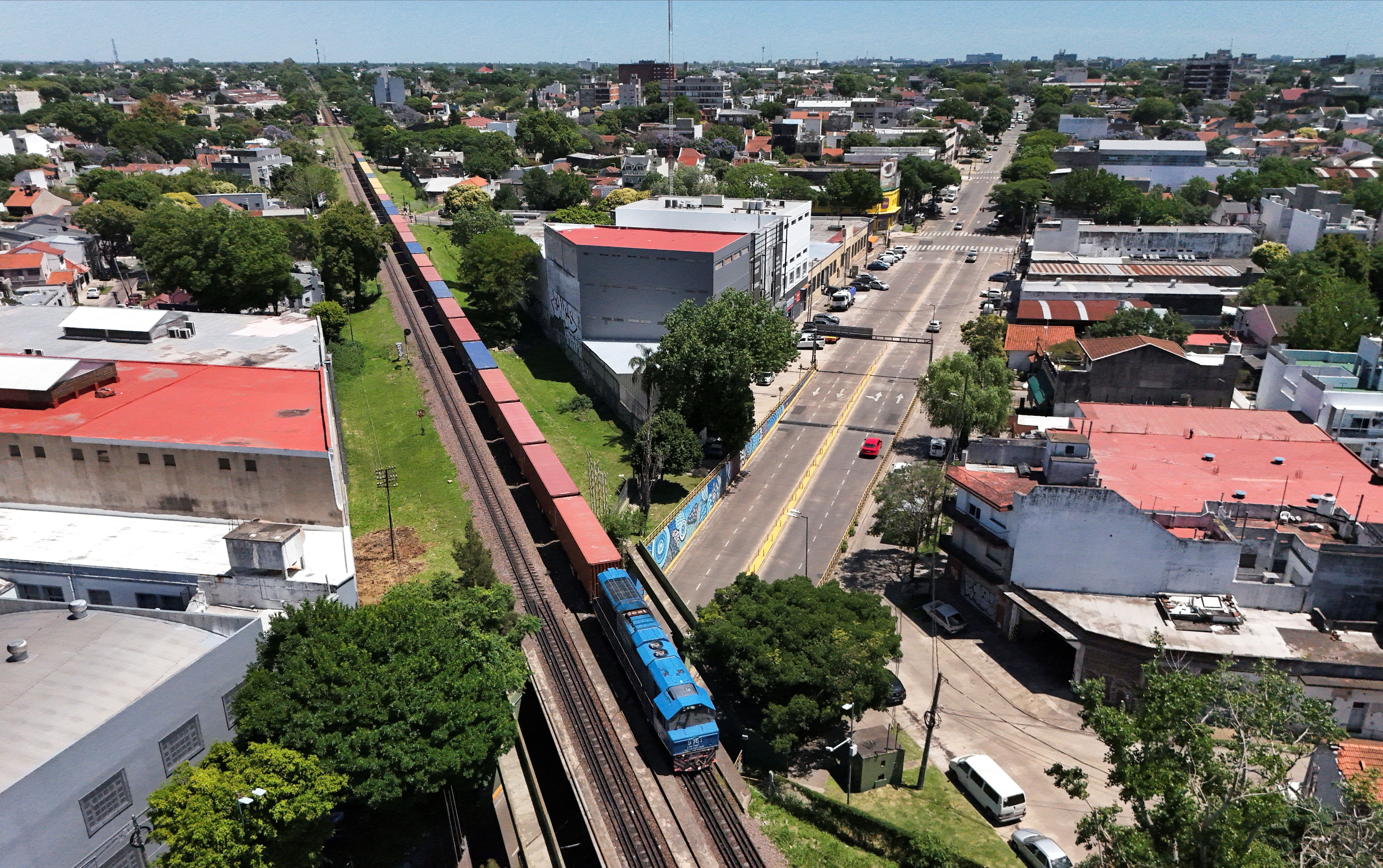 Trem da Belgrano Cargas na linha Belgrano cruzando uma ponte em Vicente López, província de Buenos Aires, Argentina.