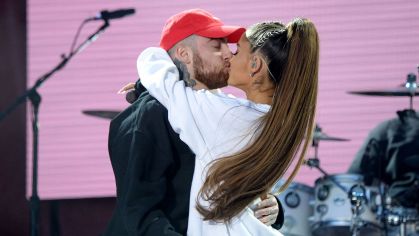 Mac Miller e Ariana Grande no palco do One Love Manchester Benefit Concert, em 2017