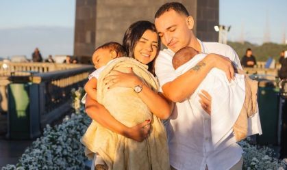 Ary Mirelle abre álbum de fotos do batismo dos filhos com João Gomes