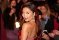 Atriz de "Emily em Paris" revela hobby e diz ter presenteado todo o elenco