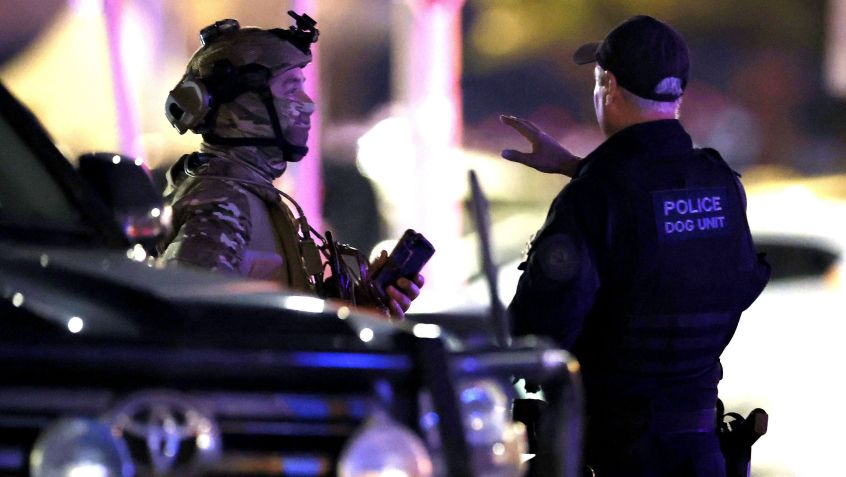 Policiais fortemente armados no local de um tiroteio em massa na praia de Bondi, em 14 de dezembro de 2025, em Sydney, Austrália • Darrian Traynor/Getty Images