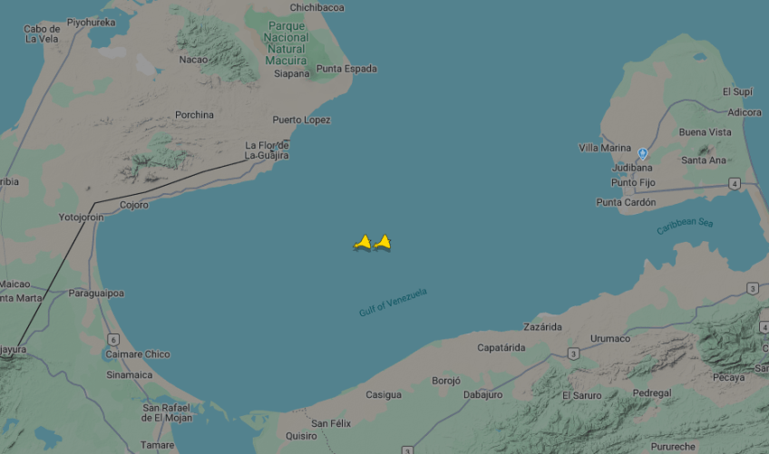 Aviões de guerra, modelo F/A-18F Super Hornet, sobrevoam o Golfo da Venezuela, em 9 de dezembro de 2025, de acordo com o site FlighRadar24. • FlighRadar24 / Reprodução
